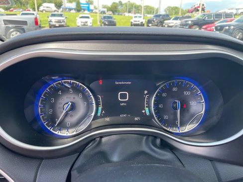 Used 2024 Chrysler Pacifica Touring-L FWD image 33