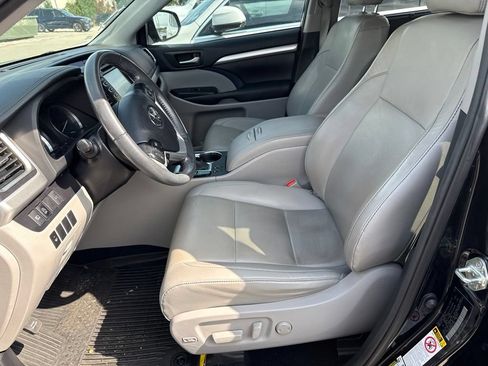Used 2019 Toyota Highlander XLE FWD image 2