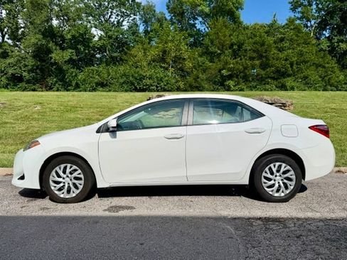Used 2018 Toyota Corolla LE FWD image 3