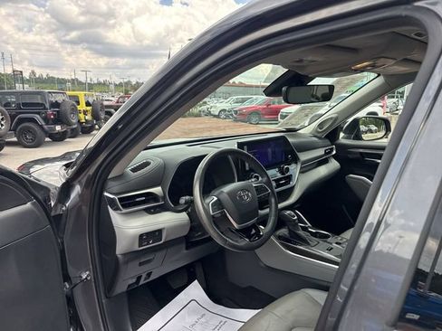 Used 2023 Toyota Highlander Limited FWD image 14