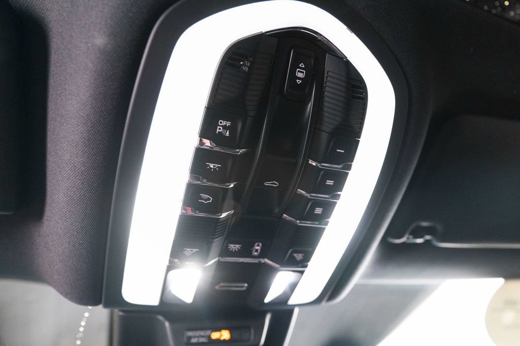 Certified 2025 Porsche Macan AWD/4WD image 27