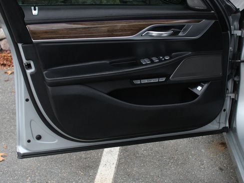 Used 2016 BMW 750i xDrive image 11