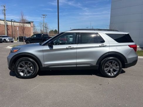 Used 2023 Ford Explorer XLT w/ Equipment Group 202A image 8
