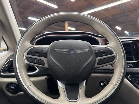 Used 2020 Chrysler Pacifica Limited image 14