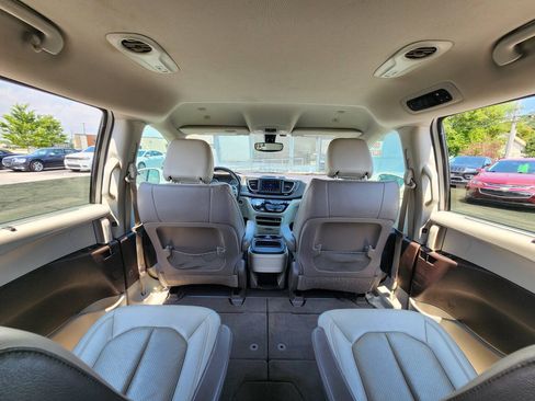 Used 2019 Chrysler Pacifica Touring-L FWD image 14