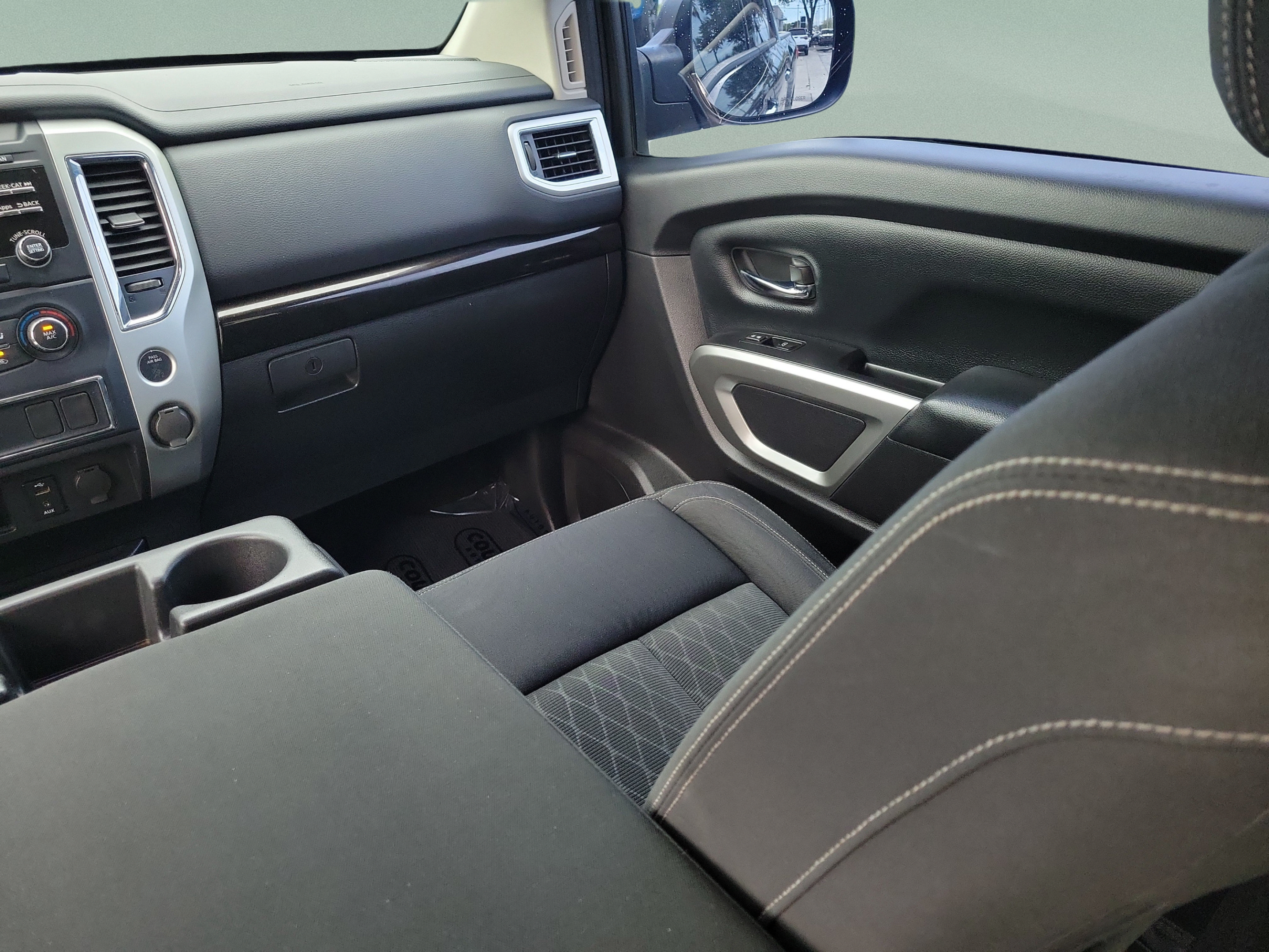 Used 2017 Nissan Titan SV RWD image 16