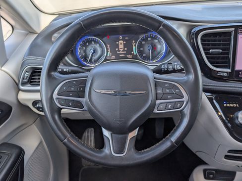 Used 2023 Chrysler Pacifica Touring-L FWD image 14