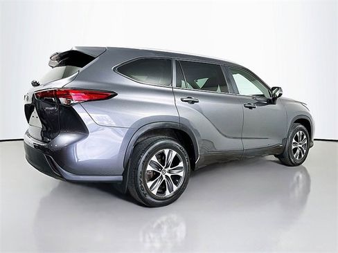 Used 2023 Toyota Highlander XLE image 7