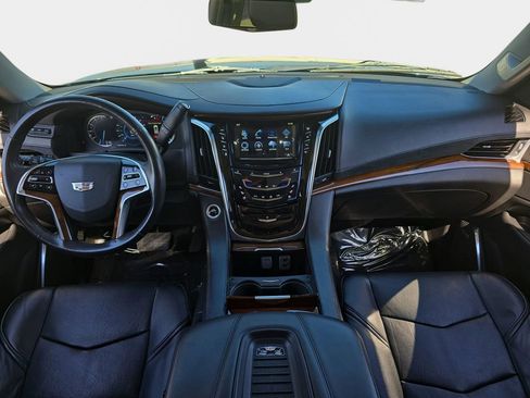 Used 2018 Cadillac Escalade Luxury AWD/4WD image 10