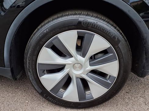 Used 2024 Tesla Model Y Long Range image 9