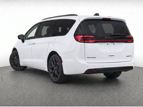 Used 2025 Chrysler Pacifica Limited FWD image 40