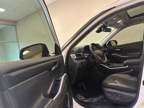 Certified 2024 Toyota Highlander XLE image 22