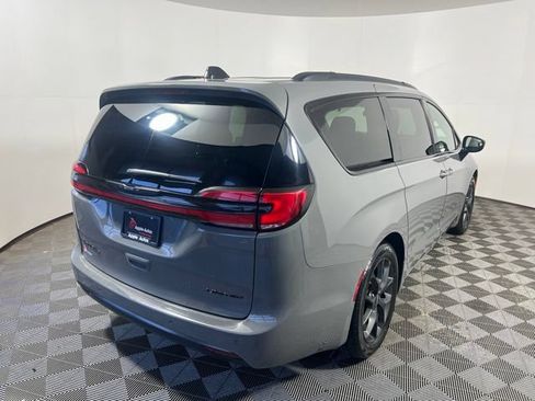 Certified 2025 Chrysler Pacifica Limited FWD image 7