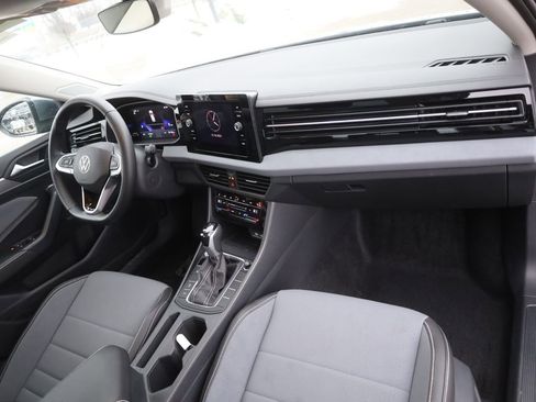 Used 2025 Volkswagen Jetta SE w/ Sunroof Package image 14