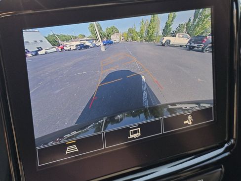 Used 2023 Chevrolet Traverse LT FWD image 3