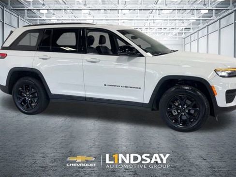 Used 2024 Jeep Grand Cherokee Altitude image 3