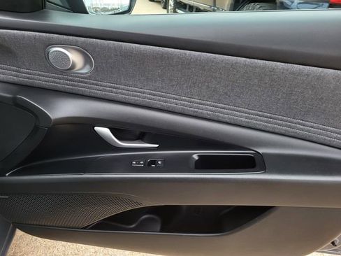 Used 2025 Hyundai Elantra Limited image 7