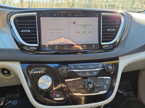 Used 2024 Chrysler Pacifica Touring-L image 19