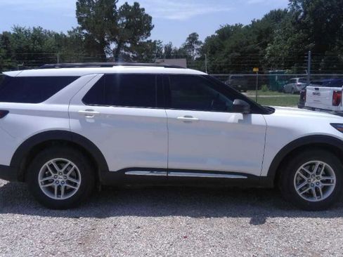 Used 2025 Ford Explorer Active RWD image 2