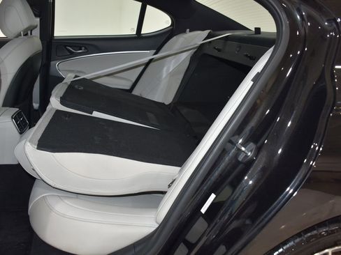 Used 2025 Genesis G70 2.5T image 24