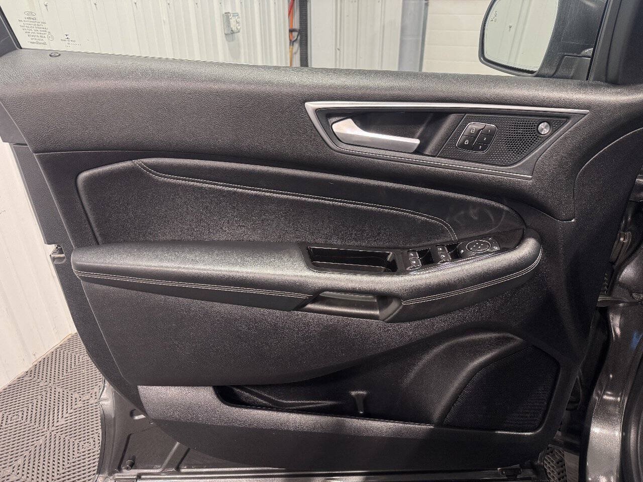 Used 2019 Ford Edge Titanium w/ Equipment Group 301A AWD/4WD image 9
