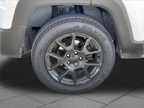 Used 2020 Jeep Renegade Altitude w/ UConnect 8.4 Nav Group AWD/4WD image 11