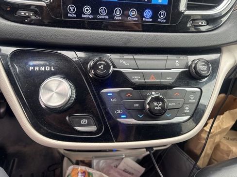 Used 2017 Chrysler Pacifica Touring-L Plus w/ Tire & Wheel Group FWD image 9