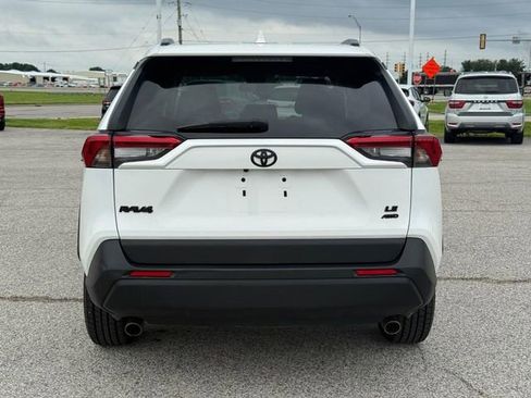 Used 2019 Toyota RAV4 LE AWD/4WD image 4