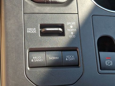 Used 2023 Toyota Highlander LE image 28