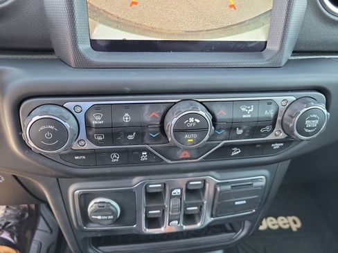 Used 2020 Jeep Wrangler Unlimited Sahara AWD/4WD image 17