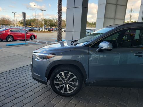 Used 2024 Toyota Corolla Cross XLE image 2