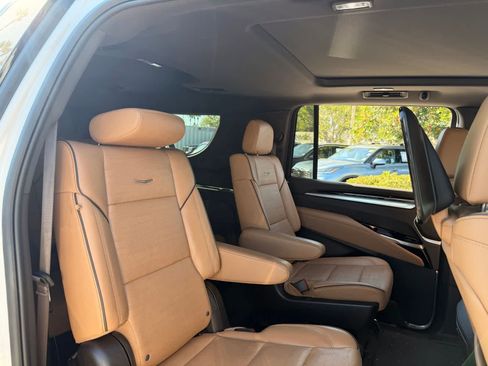 Used 2025 Cadillac Escalade ESV Premium Luxury AWD/4WD image 11