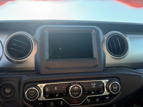 Used 2018 Jeep Wrangler Unlimited Sport S AWD/4WD image 17
