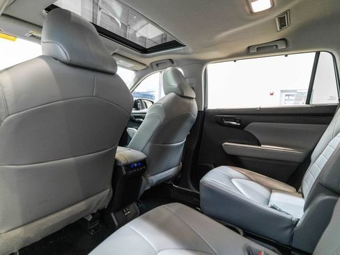 Used 2020 Toyota Highlander XLE AWD/4WD image 15