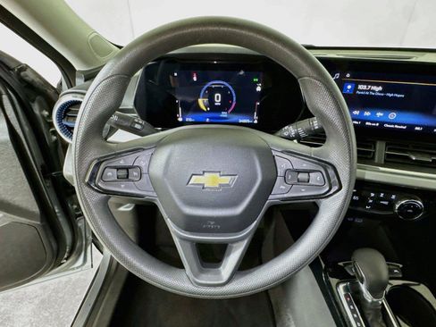 Used 2025 Chevrolet Trax LT FWD image 9