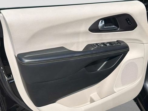 Used 2024 Chrysler Pacifica Touring-L FWD image 23