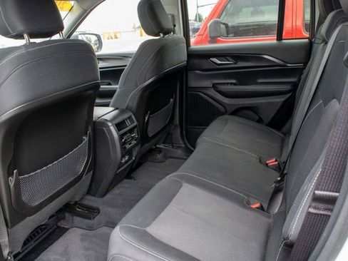 Used 2023 Jeep Grand Cherokee Laredo image 16