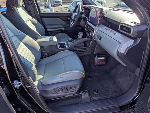 Used 2025 Toyota Tacoma Trailhunter image 5