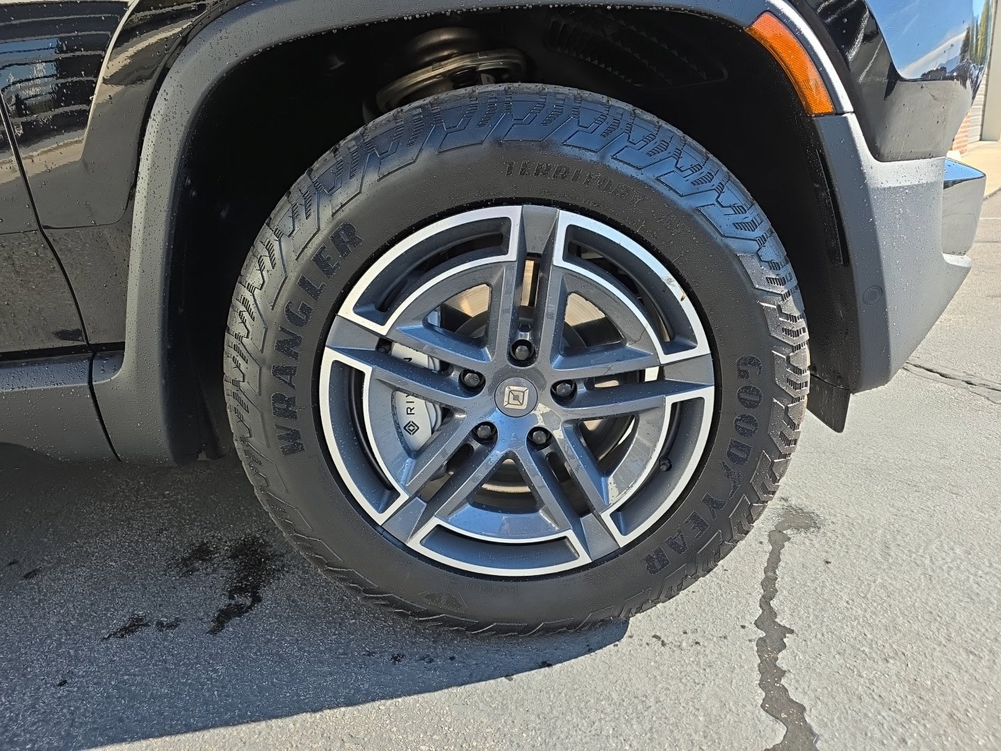 Used 2025 Rivian R1S Adventure Dual AWD/4WD image 37
