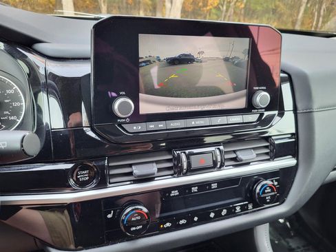 Used 2025 Nissan Pathfinder SV image 17