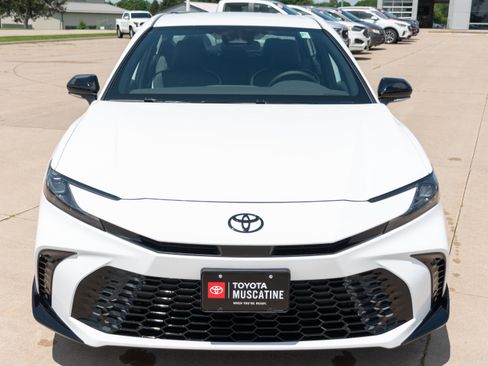 New 2026 Toyota Camry Hybrid FWD image 3