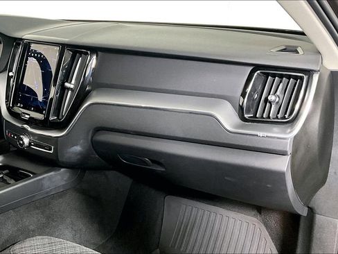 Used 2022 Volvo XC60 B5 Momentum image 16