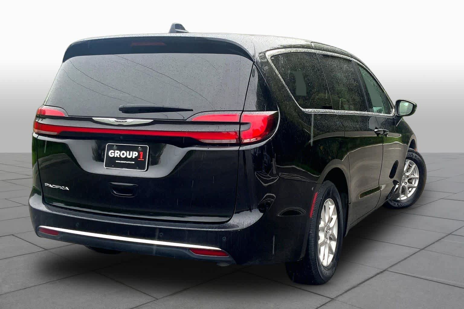 Used 2024 Chrysler Pacifica Touring-L FWD image 12