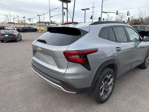 Used 2025 Chevrolet Trax LT w/ LT Convenience Package image 16