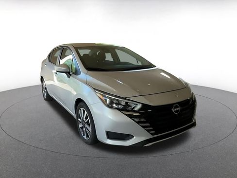 Used 2025 Nissan Versa SV image 3