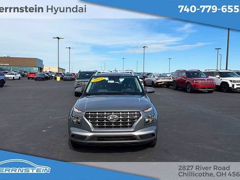 Used 2024 Hyundai Venue SEL FWD image 2