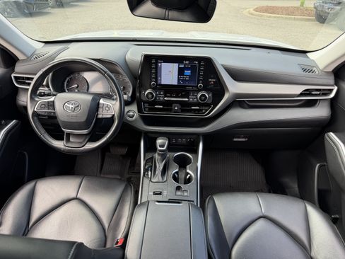 Used 2022 Toyota Highlander XLE FWD image 28
