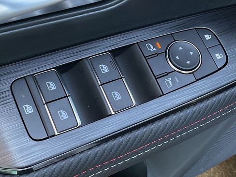 New 2025 Nissan Kicks SR image 11