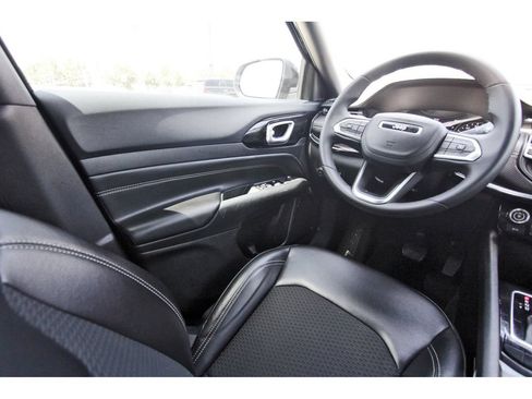Used 2023 Jeep Compass Latitude AWD/4WD image 10