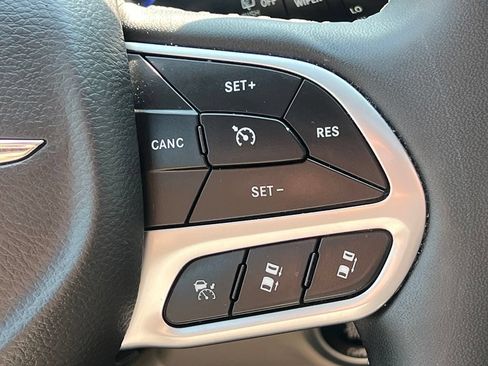 Used 2024 Chrysler Pacifica Limited FWD image 26